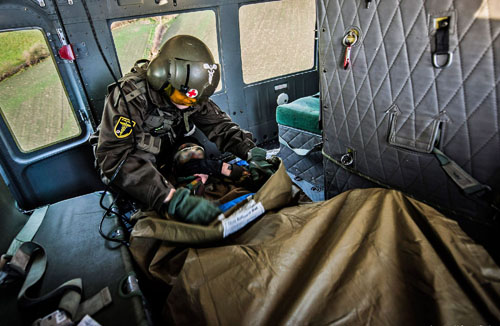 Evacuation sanitaire avec un hélicoptère AB212 autrichien