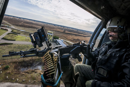 Door-gunner à bord d'un hélicoptère A109 belge