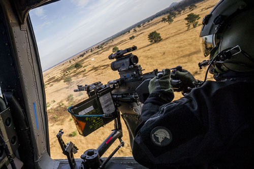 Door-gunner à bord d'un hélicoptère A109 belge