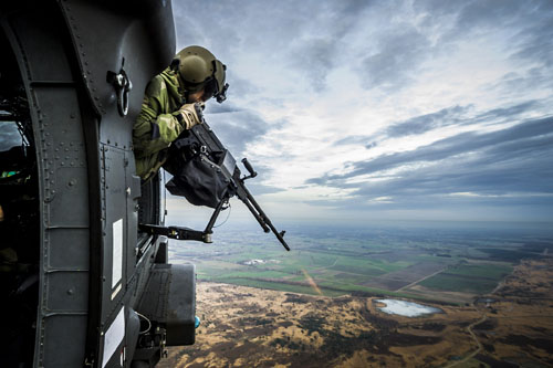 Door-gunner à bord d'un hélicoptère UH60 Blackhawk autrichien