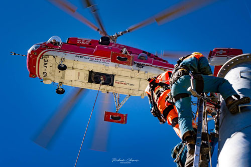 Hélitreuillage en montagne avec l'hélicoptère KA32 d'Heliswiss