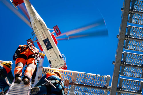 Hélitreuillage en montagne avec l'hélicoptère KA32 d'Heliswiss