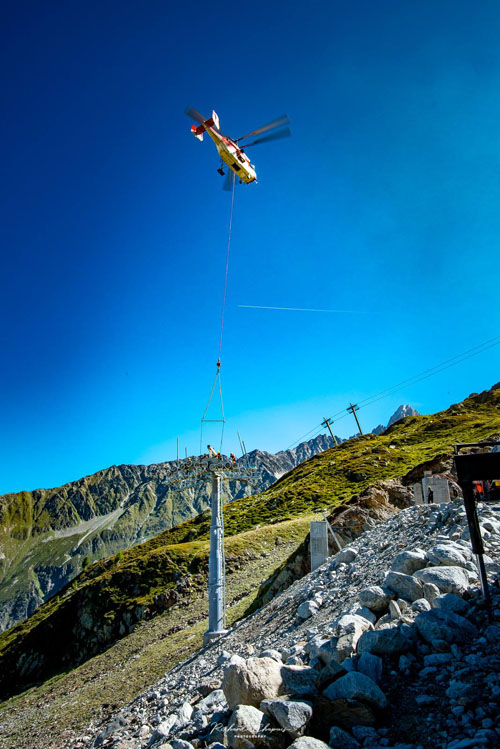 Hélitreuillage en montagne avec l'hélicoptère KA32 d'Heliswiss