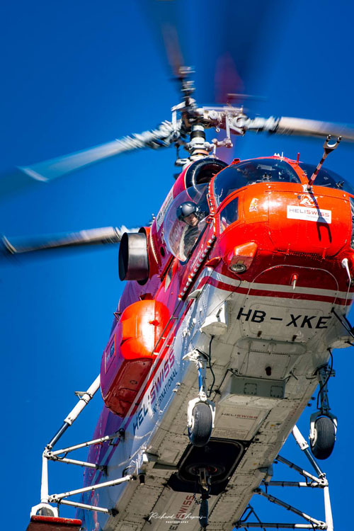 Hélitreuillage en montagne avec l'hélicoptère KA32 d'Heliswiss