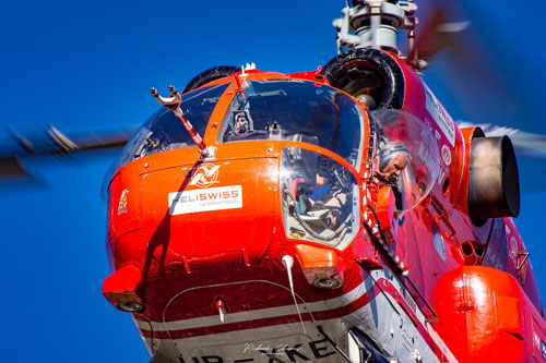 Hélitreuillage en montagne avec l'hélicoptère KA32 d'Heliswiss