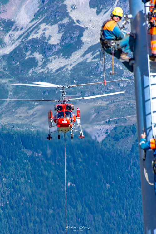 Hélitreuillage en montagne avec l'hélicoptère KA32 d'Heliswiss