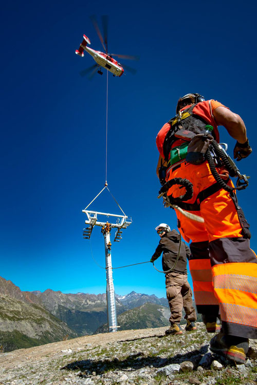 Hélitreuillage en montagne avec l'hélicoptère KA32 d'Heliswiss