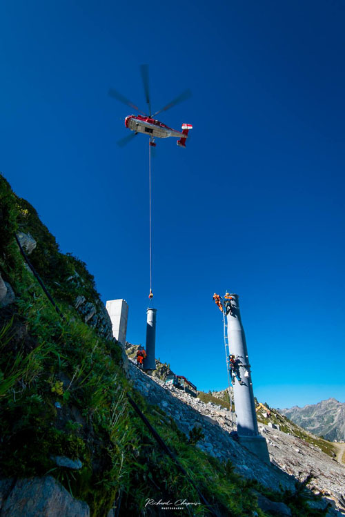 Hélitreuillage en montagne avec l'hélicoptère KA32 d'Heliswiss