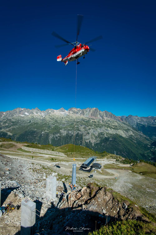 Hélitreuillage en montagne avec l'hélicoptère KA32 d'Heliswiss