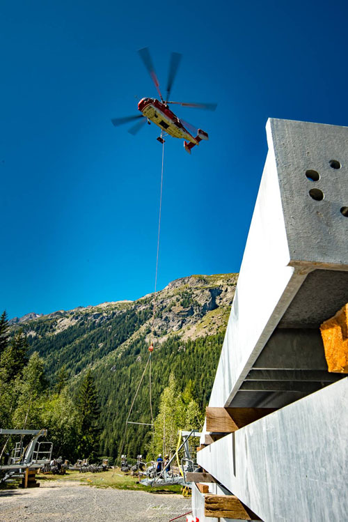 Hélitreuillage en montagne avec l'hélicoptère KA32 d'Heliswiss