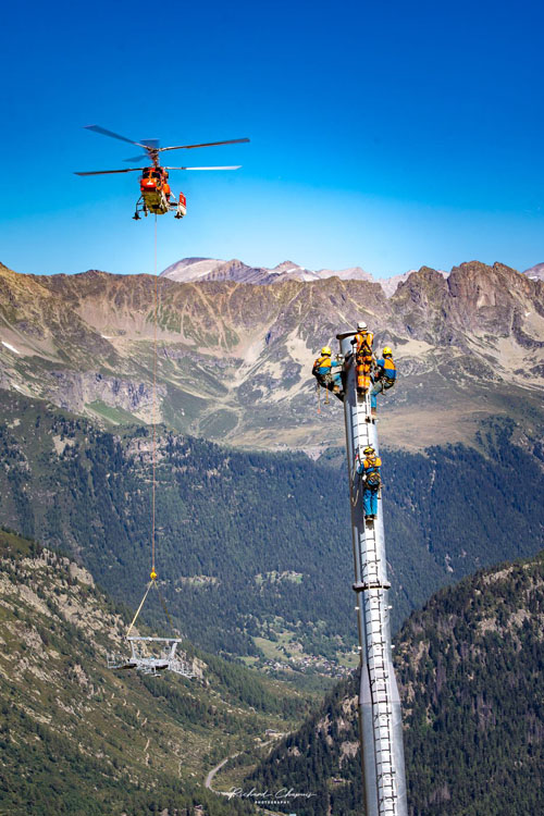 Hélitreuillage en montagne avec l'hélicoptère KA32 d'Heliswiss