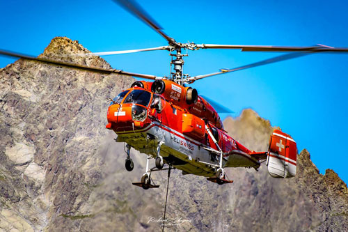 Hélitreuillage en montagne avec l'hélicoptère KA32 d'Heliswiss