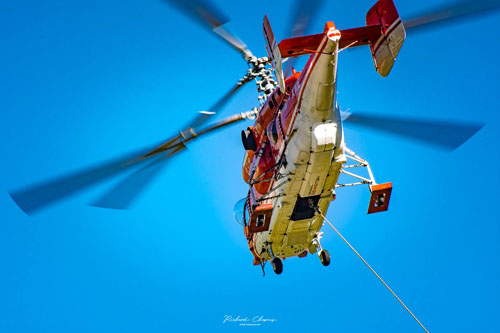 Hélitreuillage en montagne avec l'hélicoptère KA32 d'Heliswiss