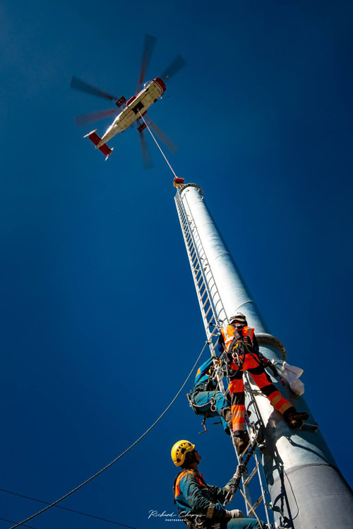 Hélitreuillage en montagne avec l'hélicoptère KA32 d'Heliswiss