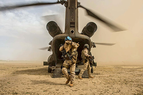 Un hélicoptère CH146 Griffon escorte un hélicoptère CH147 Chinook au Mali