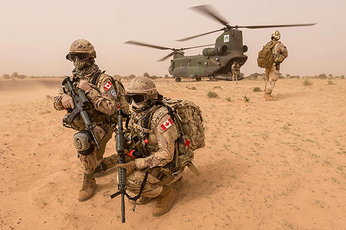 Un hélicoptère CH146 Griffon escorte un hélicoptère CH147 Chinook au Mali