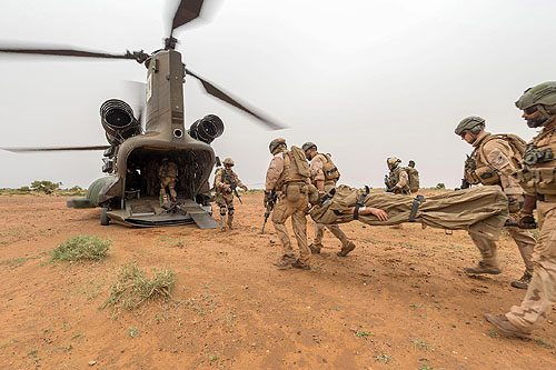 Un hélicoptère CH146 Griffon escorte un hélicoptère CH147 Chinook au Mali