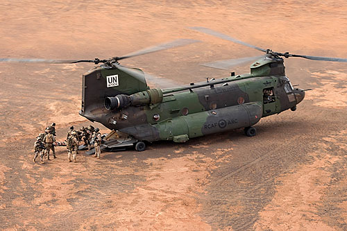 Un hélicoptère CH146 Griffon escorte un hélicoptère CH147 Chinook au Mali