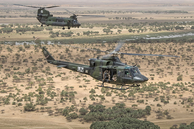 Un hélicoptère CH146 Griffon escorte un hélicoptère CH147 Chinook au Mali