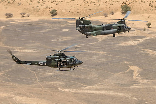 Un hélicoptère CH146 Griffon escorte un hélicoptère CH147 Chinook au Mali