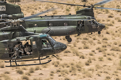 Un hélicoptère CH146 Griffon escorte un hélicoptère CH147 Chinook au Mali