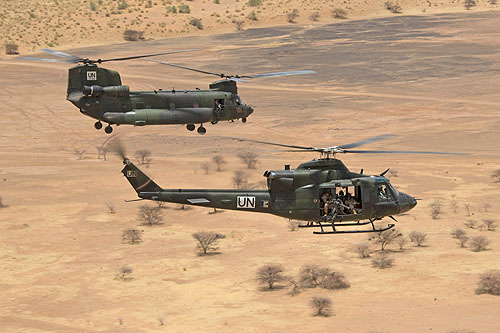 Un hélicoptère CH146 Griffon escorte un hélicoptère CH147 Chinook au Mali