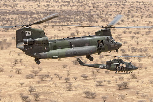 Un hélicoptère CH146 Griffon escorte un hélicoptère CH147 Chinook au Mali