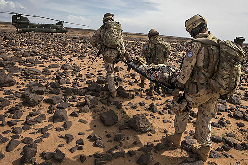 Un hélicoptère CH146 Griffon escorte un hélicoptère CH147 Chinook au Mali