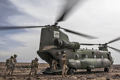 Un hélicoptère CH146 Griffon escorte un hélicoptère CH147 Chinook au Mali