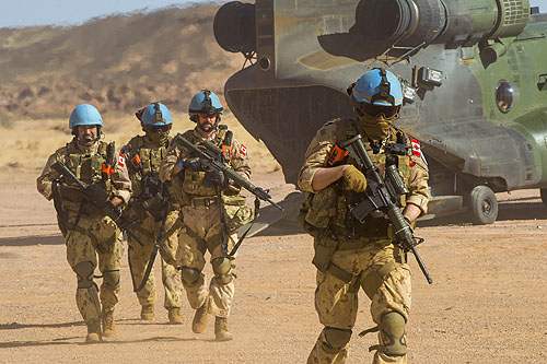 Un hélicoptère CH146 Griffon escorte un hélicoptère CH147 Chinook au Mali