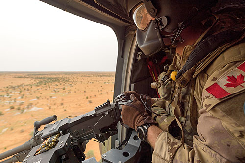 Mitrailleur de porte à l'avant de la soute de l'hélicoptère CH147 Chinook