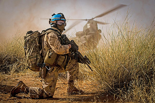 Un hélicoptère CH146 Griffon escorte un hélicoptère CH147 Chinook au Mali