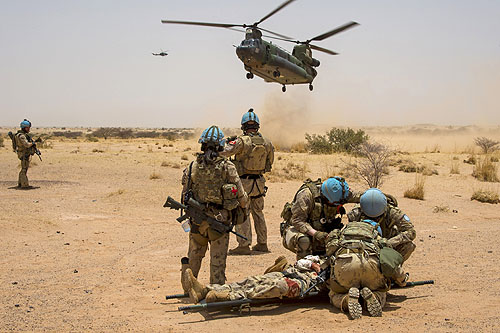 Un hélicoptère CH146 Griffon escorte un hélicoptère CH147 Chinook au Mali