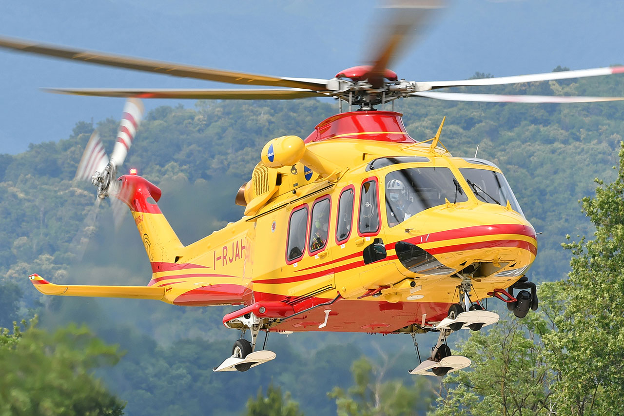 Hélicoptères AW139 de secours aérien dans les Alpes italiennes //  HELICOPASSION