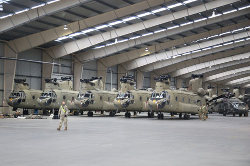 Hélicoptères CH47F Chinook, au fond des hélicoptères UH60 Blackhawk