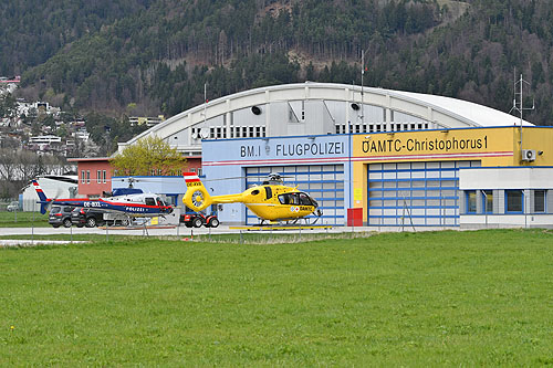 Les 2 hélicoptères H135 OE-XVB d'ÖAMTC et H125 OE-BXL de la Police autrichienne devant leurs hangars sur la base d'Innsbruck