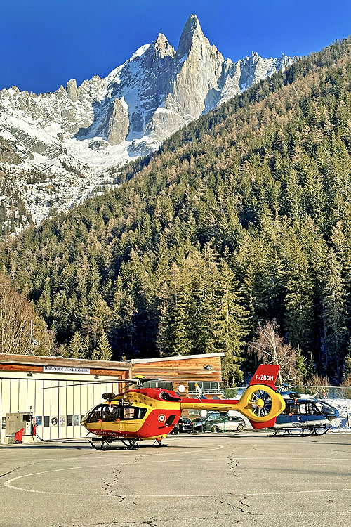 Base du secours en montagne de Chamonix : l'hélicoptère H145 D3 jaune et rouge de la Sécurité Civile et l'hélicoptère EC145 bleu de la Gendarmerie Nationale