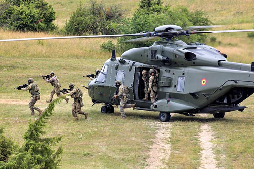 Débarquement d'une unité SOF d'un hélicoptère NH90 belge