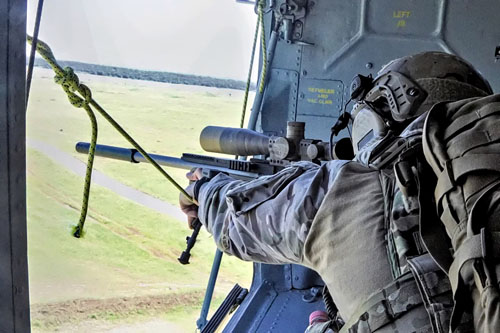 Tireur d'élite à bord d'un hélicoptère MI24 Hind hongrois