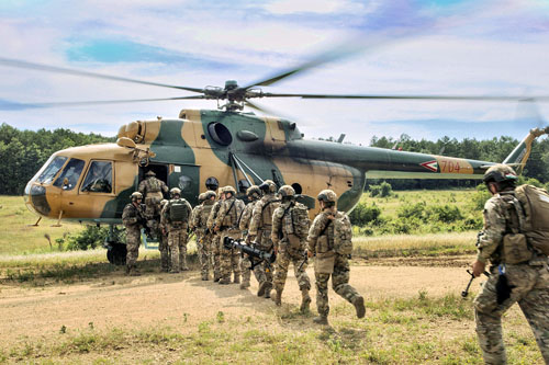 Embarquement d'une unité SOF à bord d'un hélicoptère MI17 hongrois