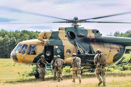 Embarquement d'une unité SOF à bord d'un hélicoptère MI17 hongrois