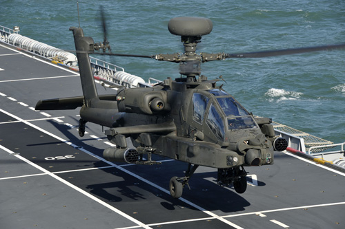 Hélicoptère AH64 Apache britannique au décollage sur l'HMS Ocean