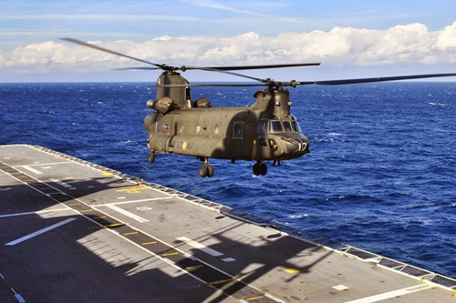 Hélicoptère CH47 Chinook espagnol à l'appontage sur le LHD Juan Carlos