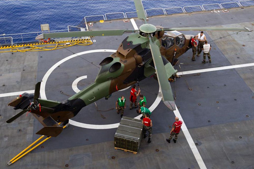 Préparation d'un hélicoptère Tigre pour sa mission d'attaque en Lybie