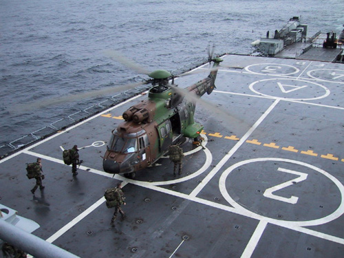 Embarquement de commandos à bord d'un hélicoptère Cougar sur le pont du TCD Foudre