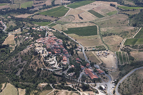 Vol au-dessus du village de Cucugnan