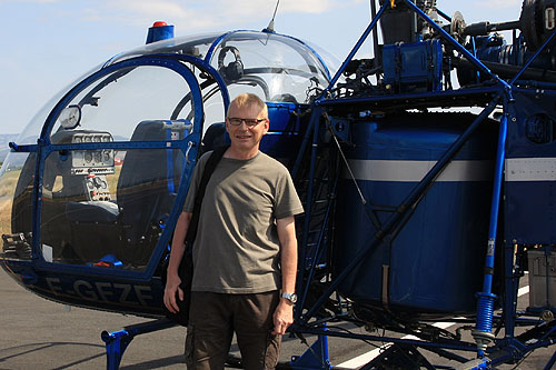 André Bour, devant l'hélicoptère Alouette II d'HELITTORAL