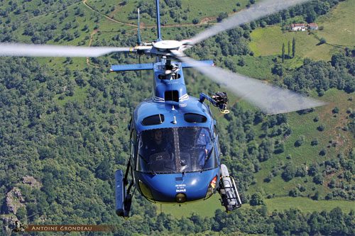 Hélicoptère AS350 B Ecureuil de la Gendarmerie Nationale française