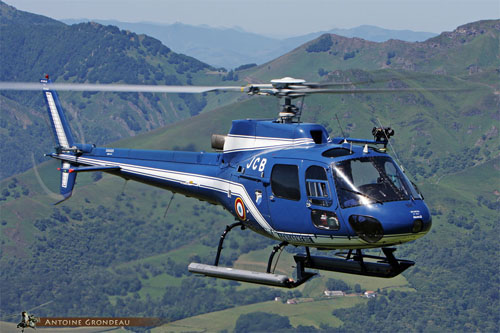 Hélicoptère AS350 B Ecureuil de la Gendarmerie Nationale française