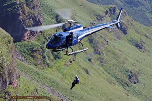 Hélicoptère AS350 B Ecureuil de la Gendarmerie Nationale française